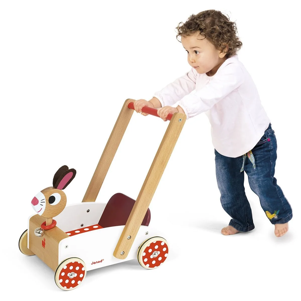 Garçon marche avec son chariot Montessori