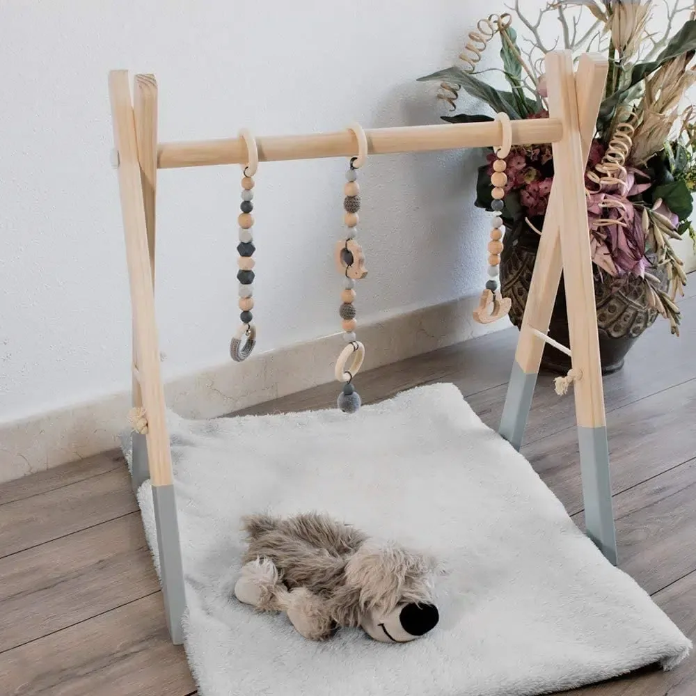 portique avec mobile d'éveil Montessori