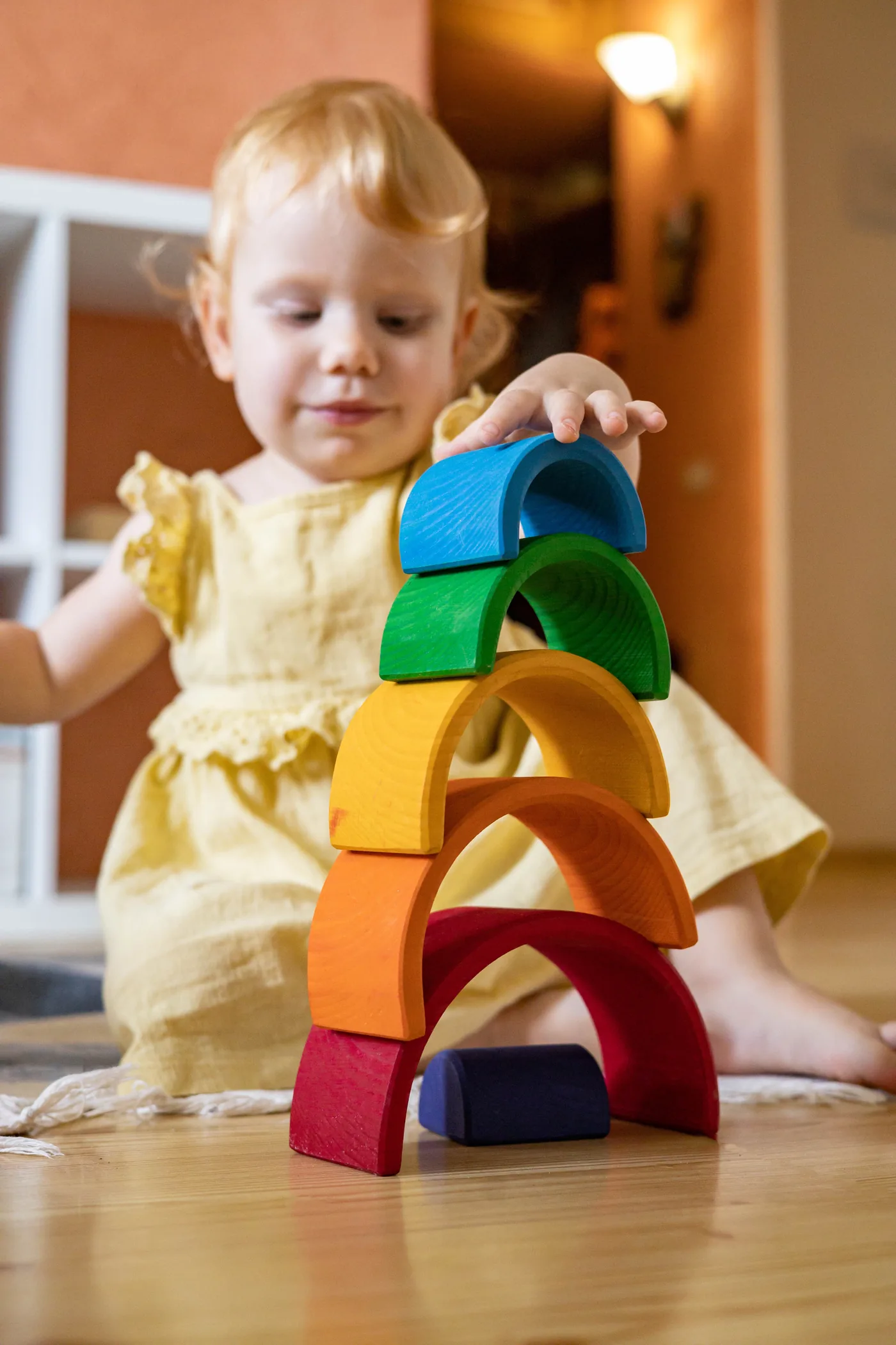 Bébé joue avec Arc en ciel Montessori