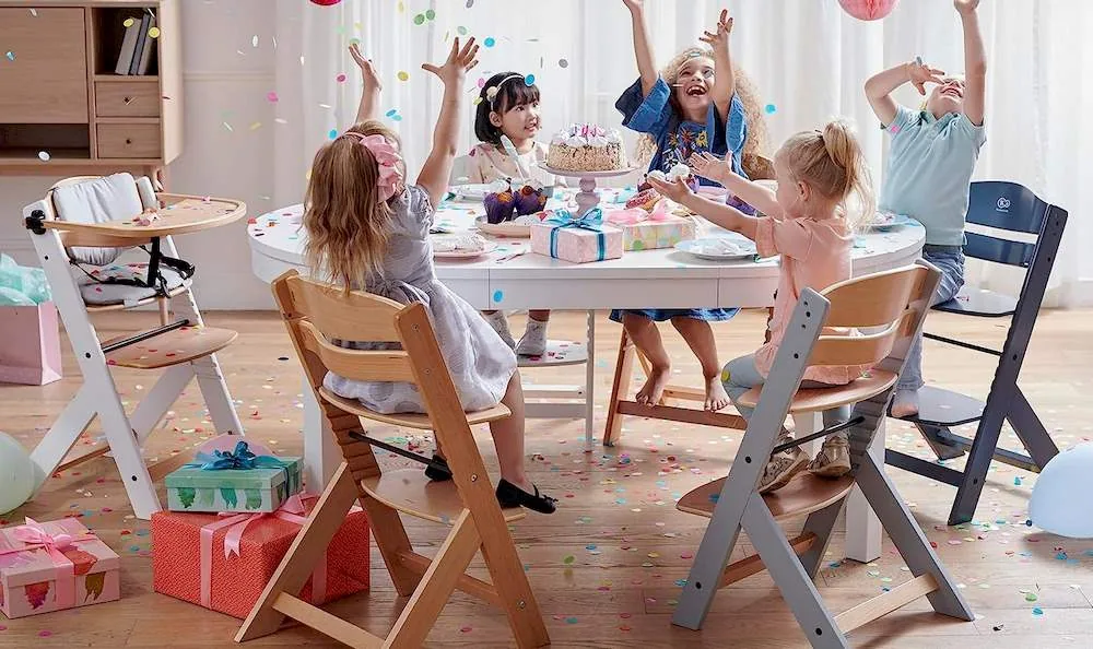 Des enfants assises sur des chaises haute évolutive