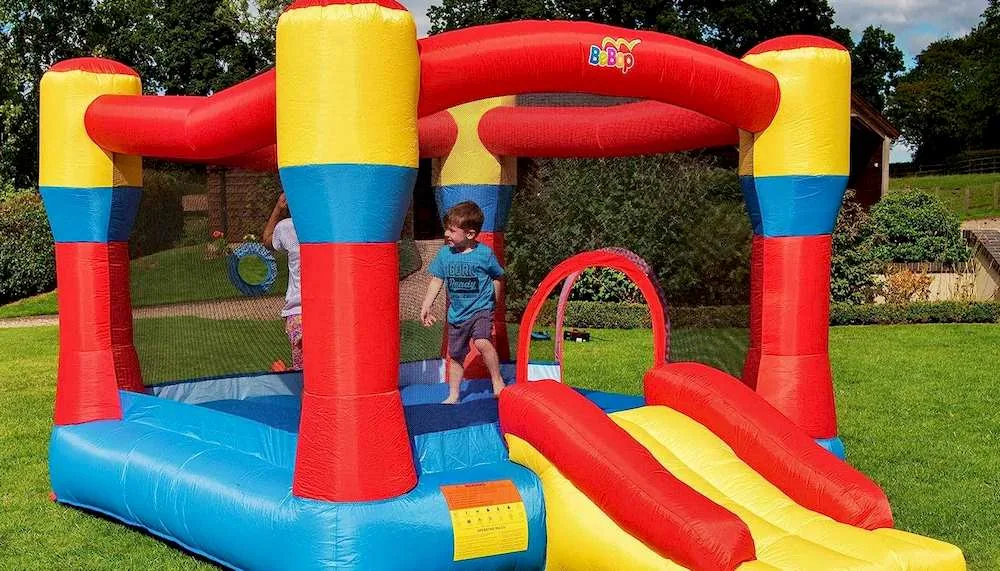 Des enfants jouant sur un château gonflable