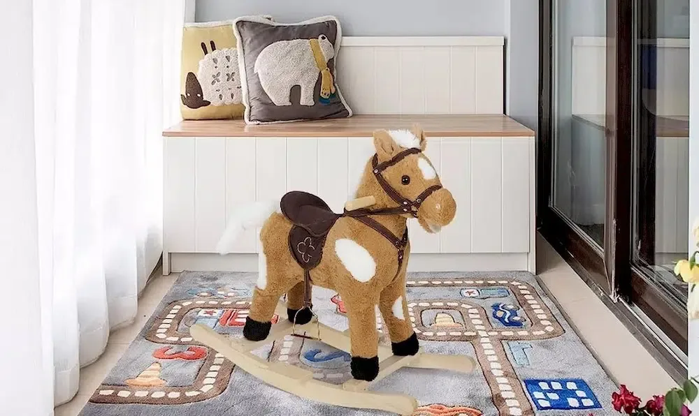 Un cheval à bascule pour enfant et bébé