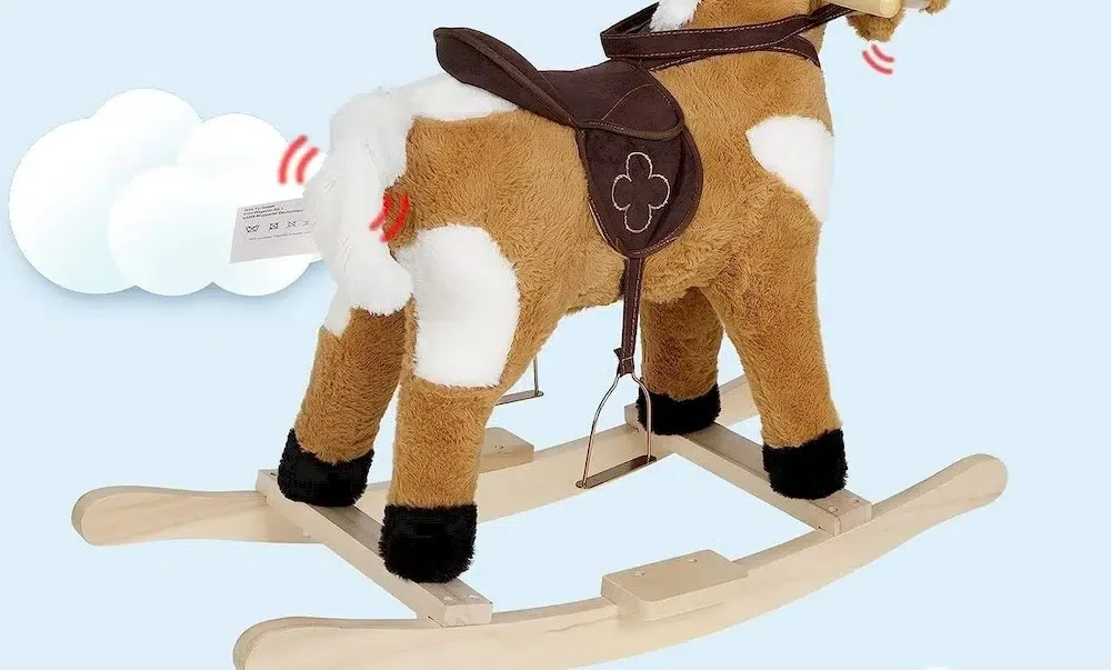 Un cheval à bascule pour enfant et bébé