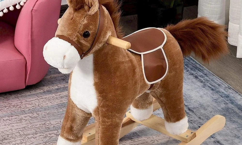 Un cheval à bascule pour enfant et bébé