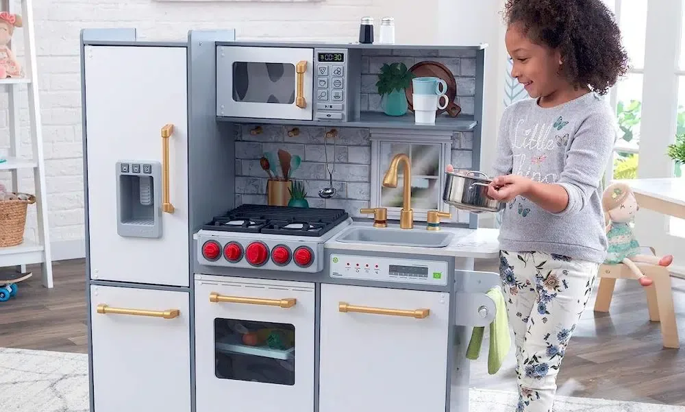 Un enfant préparant à manger avec la Cuisine Kidkraft