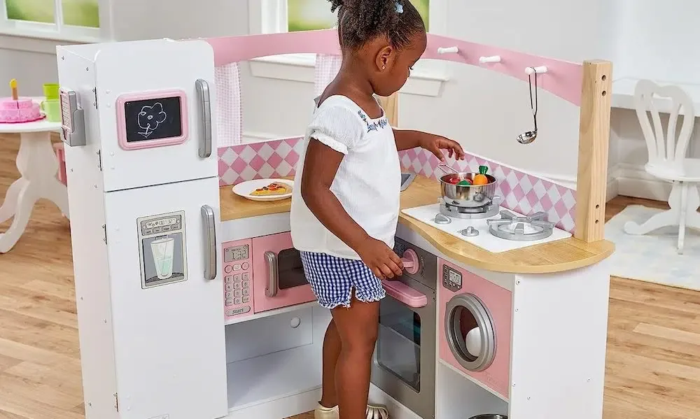 Un enfant préparant à manger dans la cuisine