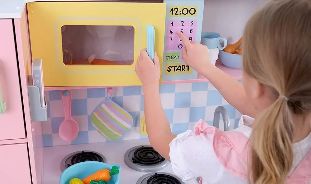 Un enfant préparant à manger dans la cuisine