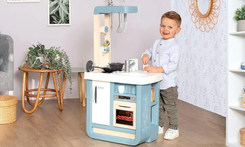 Un enfant préparant à manger avec la cuisine Smoby