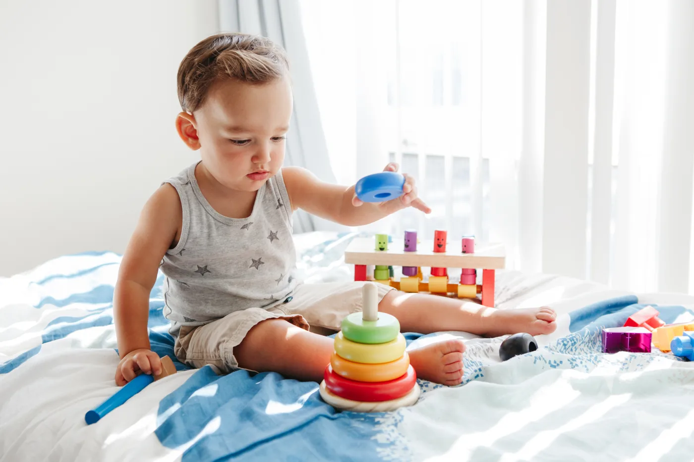 Garçon joue avec Arc en ciel Montessori en cercle