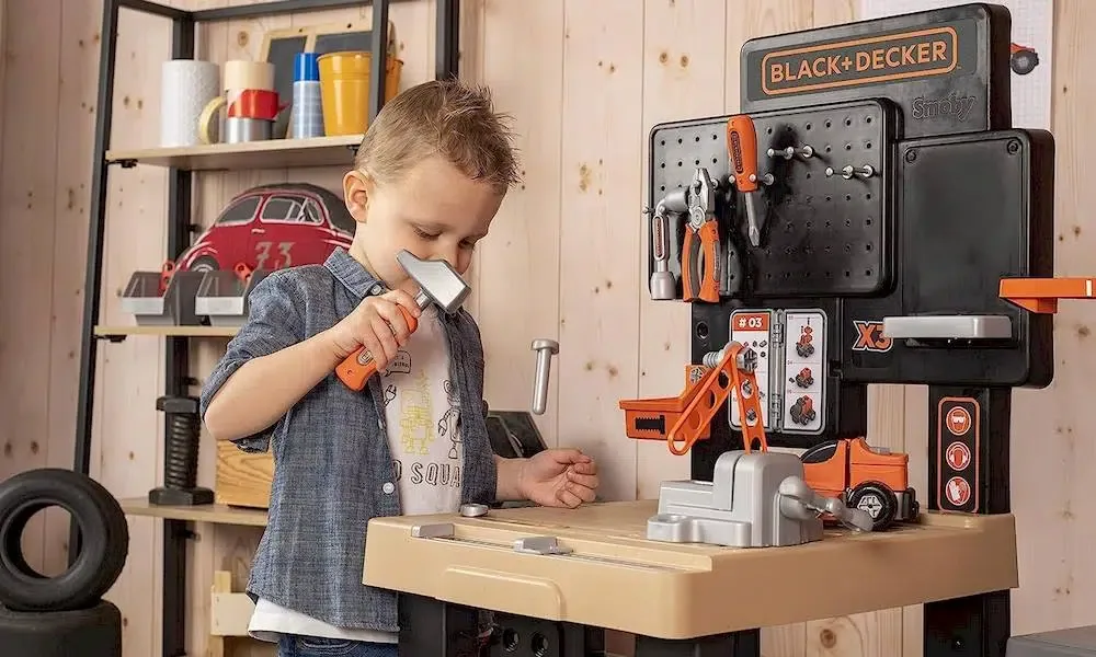 Un enfant employant un établi Black et Decker