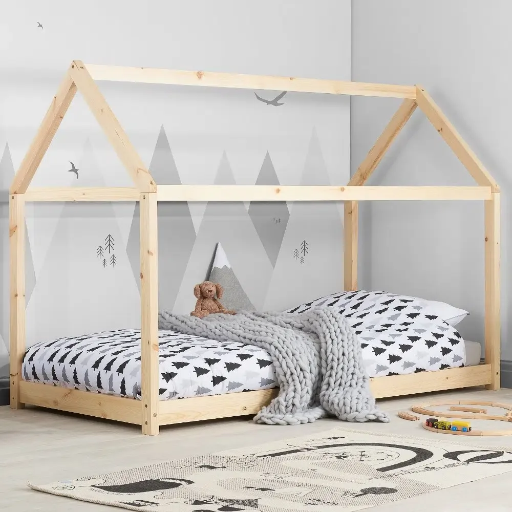 Lit cabane en bois dans une chambre d'enfant