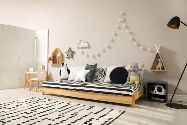 Chambre d'enfant mignonne avec un lit de sol confortable et élégant et des jouets. Intérieur Montessori