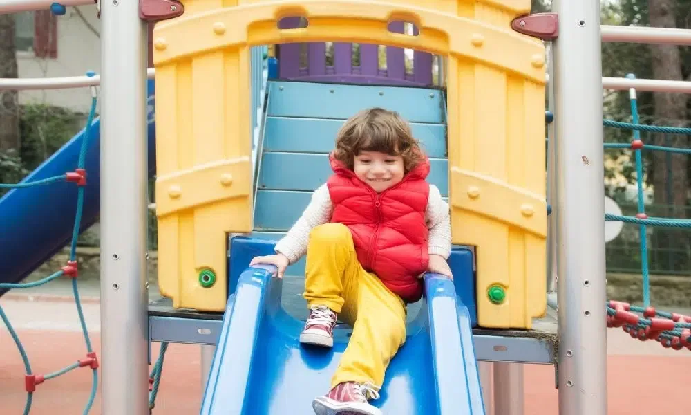 Un bébé glissant sur le toboggan
