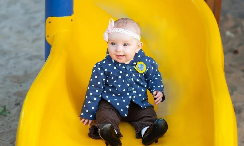 Bébé sur toboggan