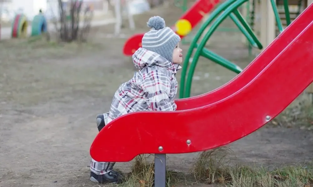 Bébé sur toboggan