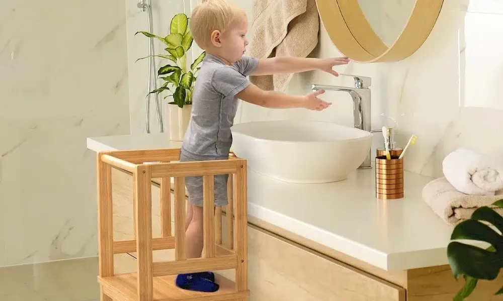 Un enfant sur une tour d'observation