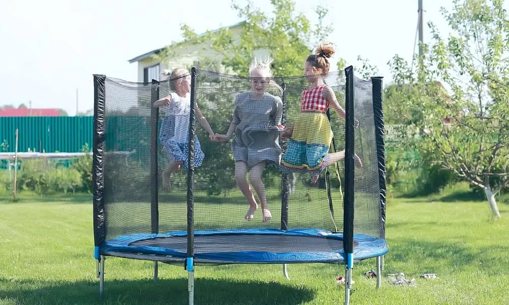 Des enfants rebondissant ensemble sur un trampoline