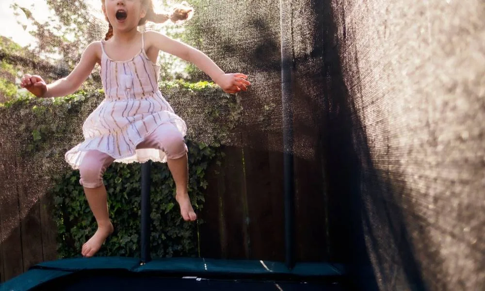 Un enfant sautant sur un trampoline